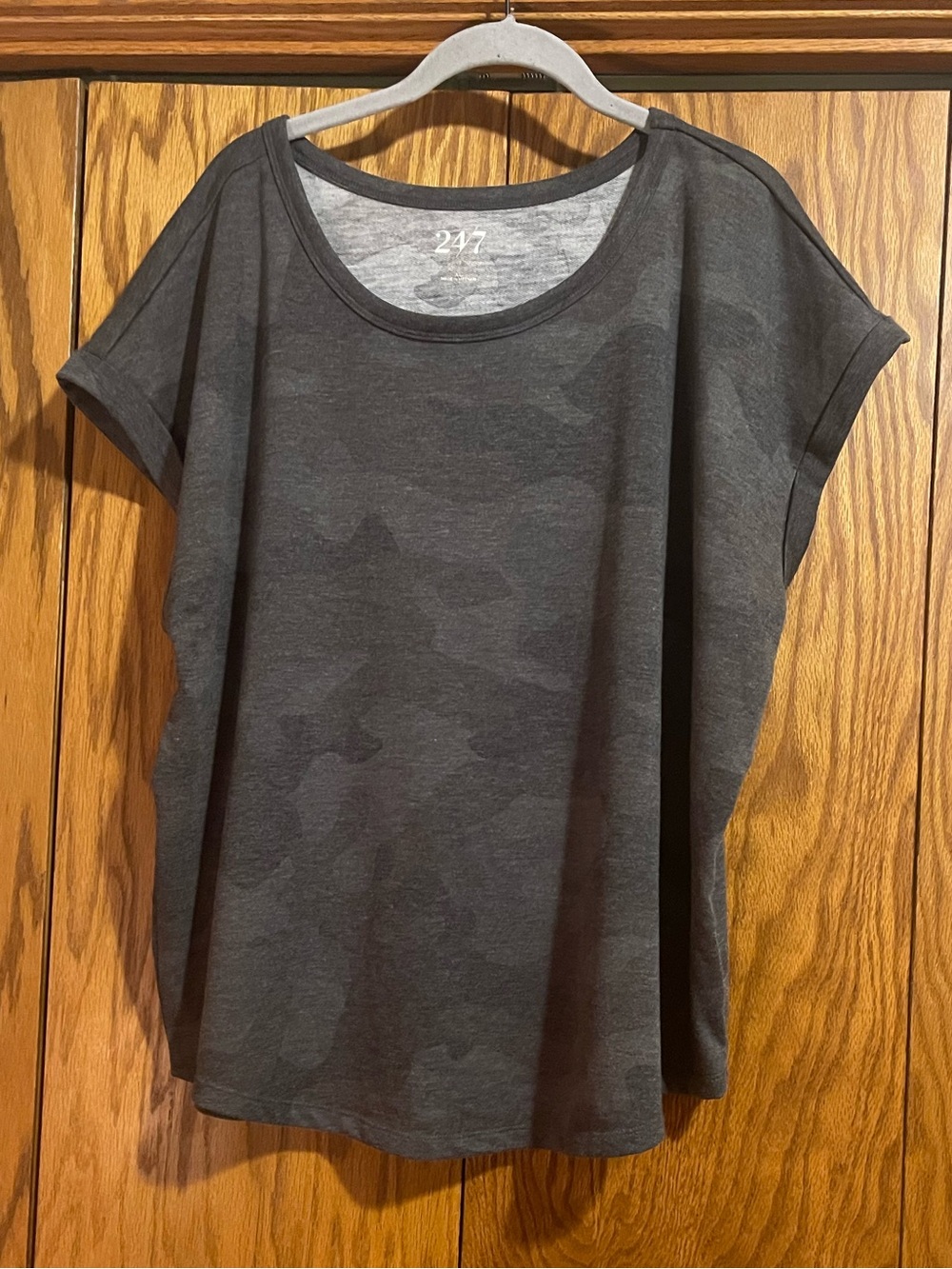 Women's Short Sleeve Scoop Neck Tee in Charcoal Camo